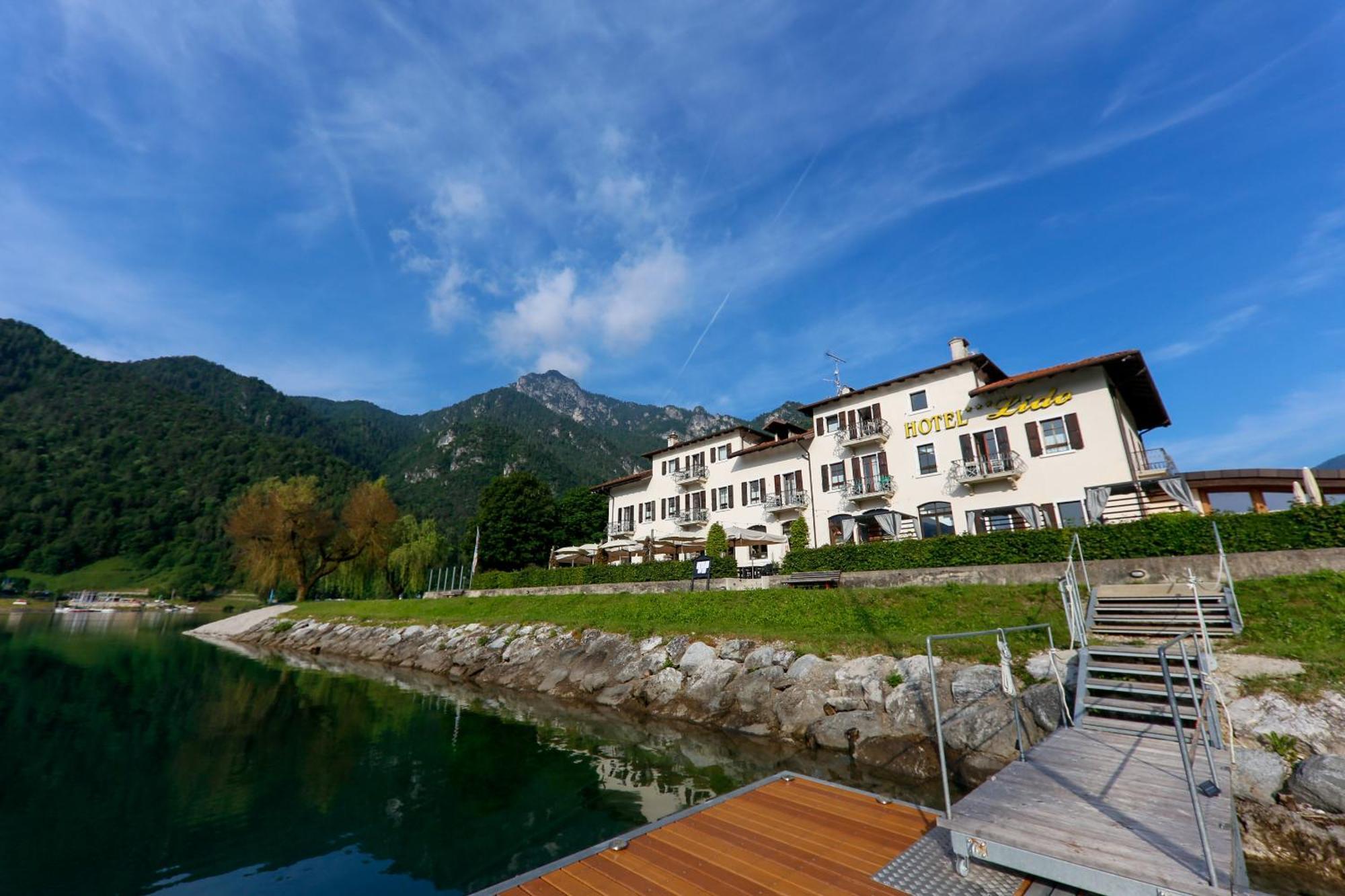 Hotel Lido Pieve Di Ledro Exteriör bild